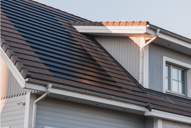 Tile roof with integrated solar roof tiles, combining classic roofing material. Solarstone.