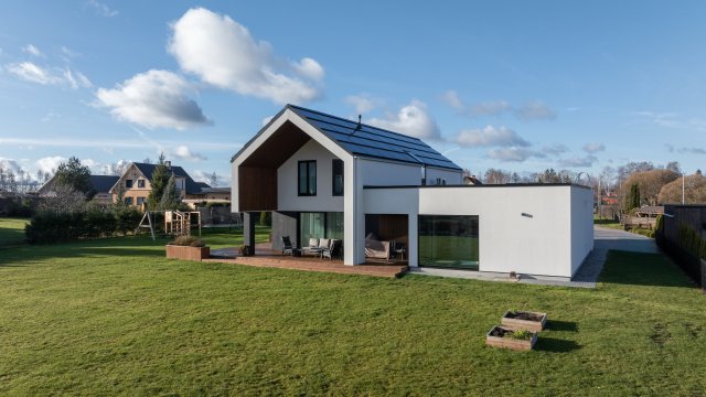 Modern home with SOLARSTONE Solar Full Roof solar roof